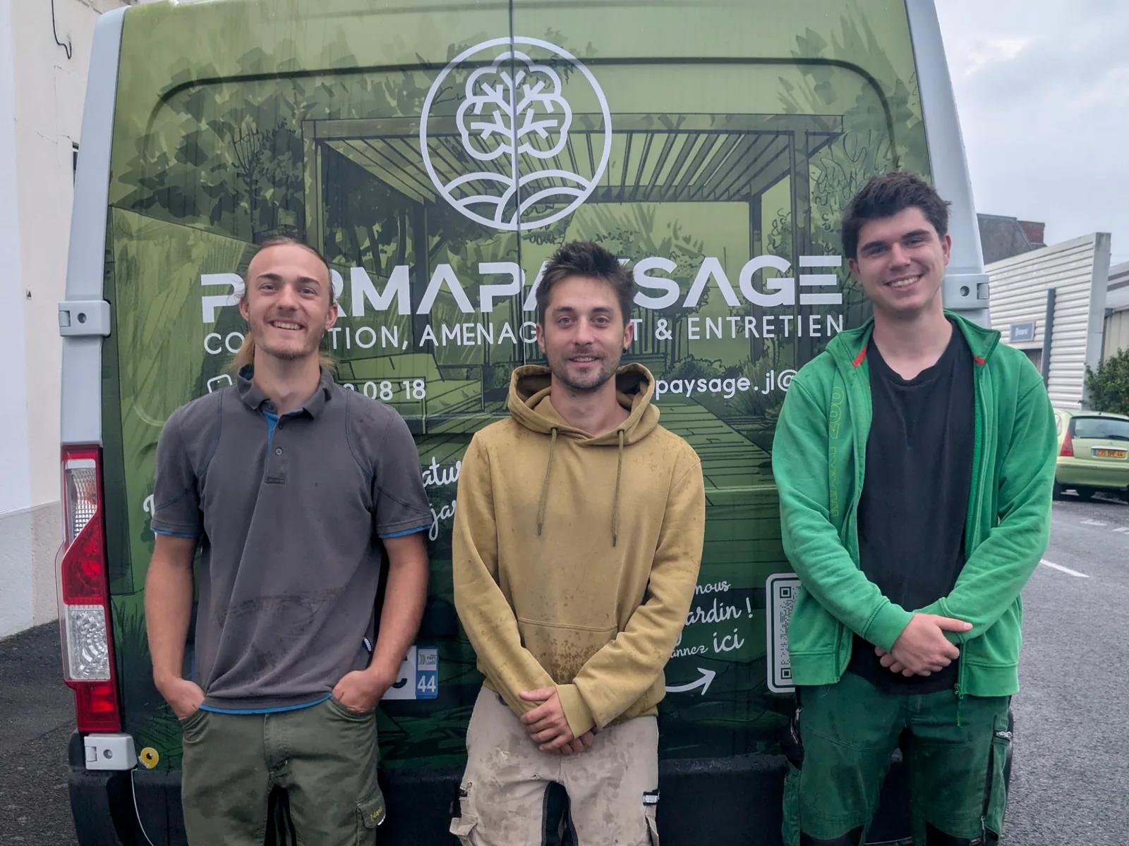 Jessy et l'équipe Permapaysage devant le camion de l'entreprise à Vallet